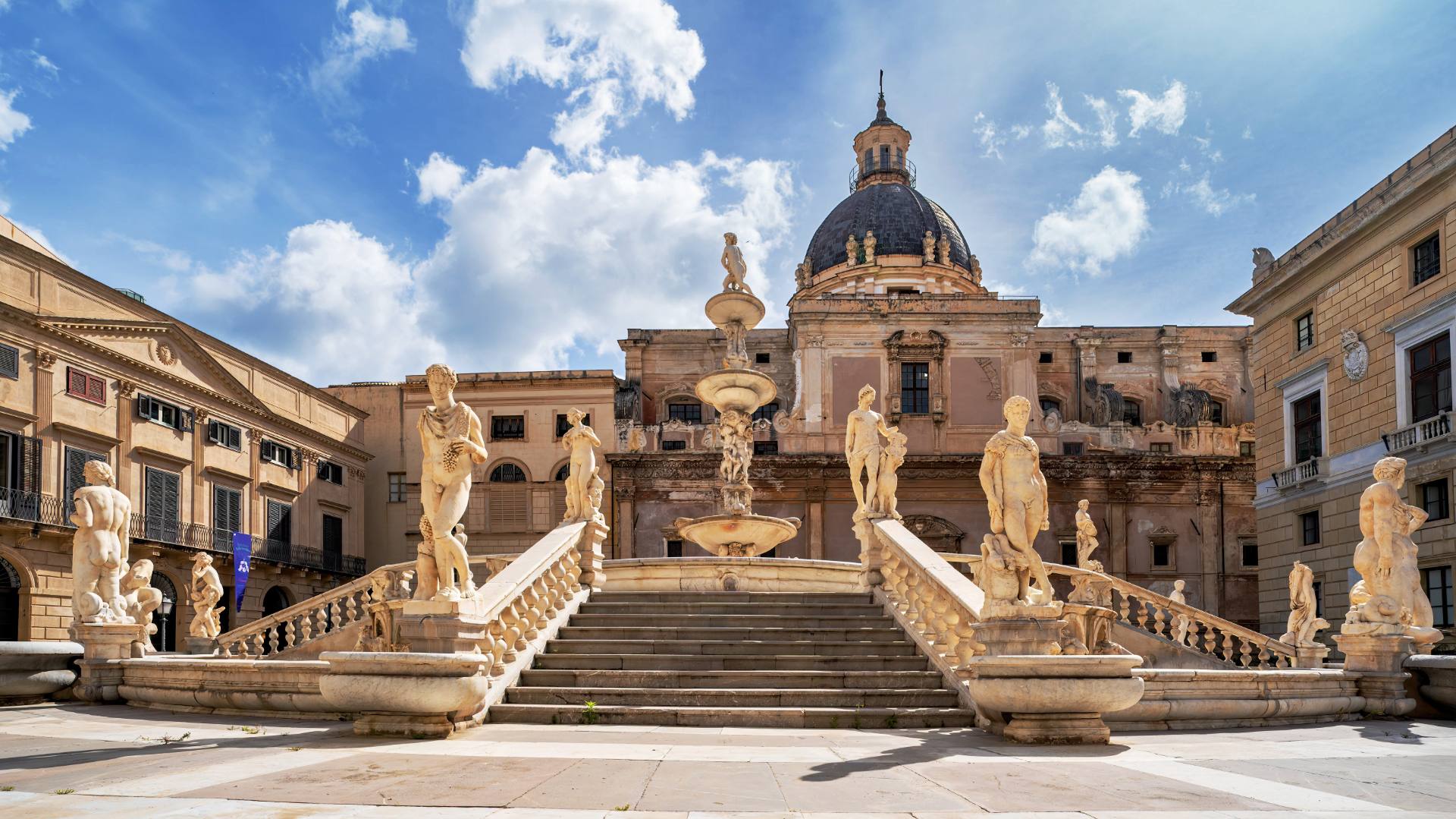 Fontana Pretoria: Im Jahr 1573 erwarb der Senat von Palermo den Brunnen, der ursprünglich für den Palazzo di San Clemente in Florenz bestimmt war. Um Platz für den monumentalen Brunnen zu schaffen, der als offener Raum konzipiert war, wurden mehrere Häuser abgerissen und der Brunnen mit neuen Stücken an den Standort angepasst. Aus Empörung darüber, angesichts des Hungers und der allgemeinen Not, aber auch wegen der nackten Statuen, gaben die Palermitaner dem Platz den Spitznamen Piazza della Vergogna (Platz der Schande).